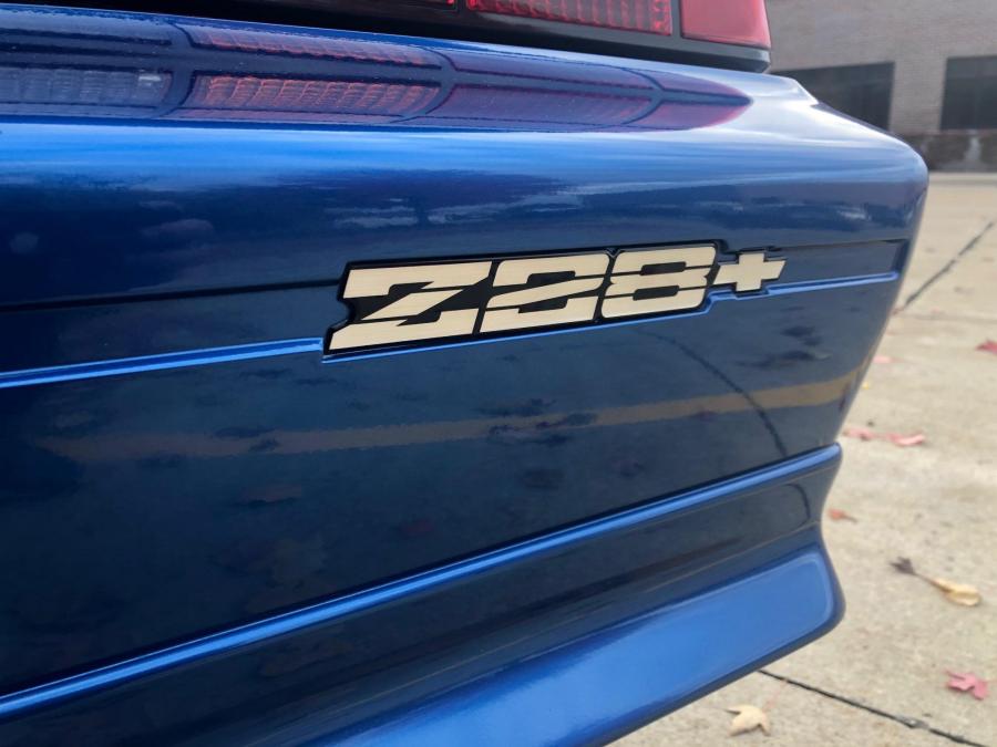 Логотип Chevrolet Camaro Z28 IROC-Z (1FP87) 1991 года  (фото 25 из 46)